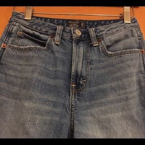 ABERCROMBIE & FITCH MOM JEAN 00